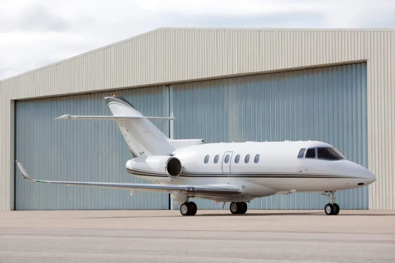 How to Reduce Private Jet Hangarage Costs: The Definitive Guide